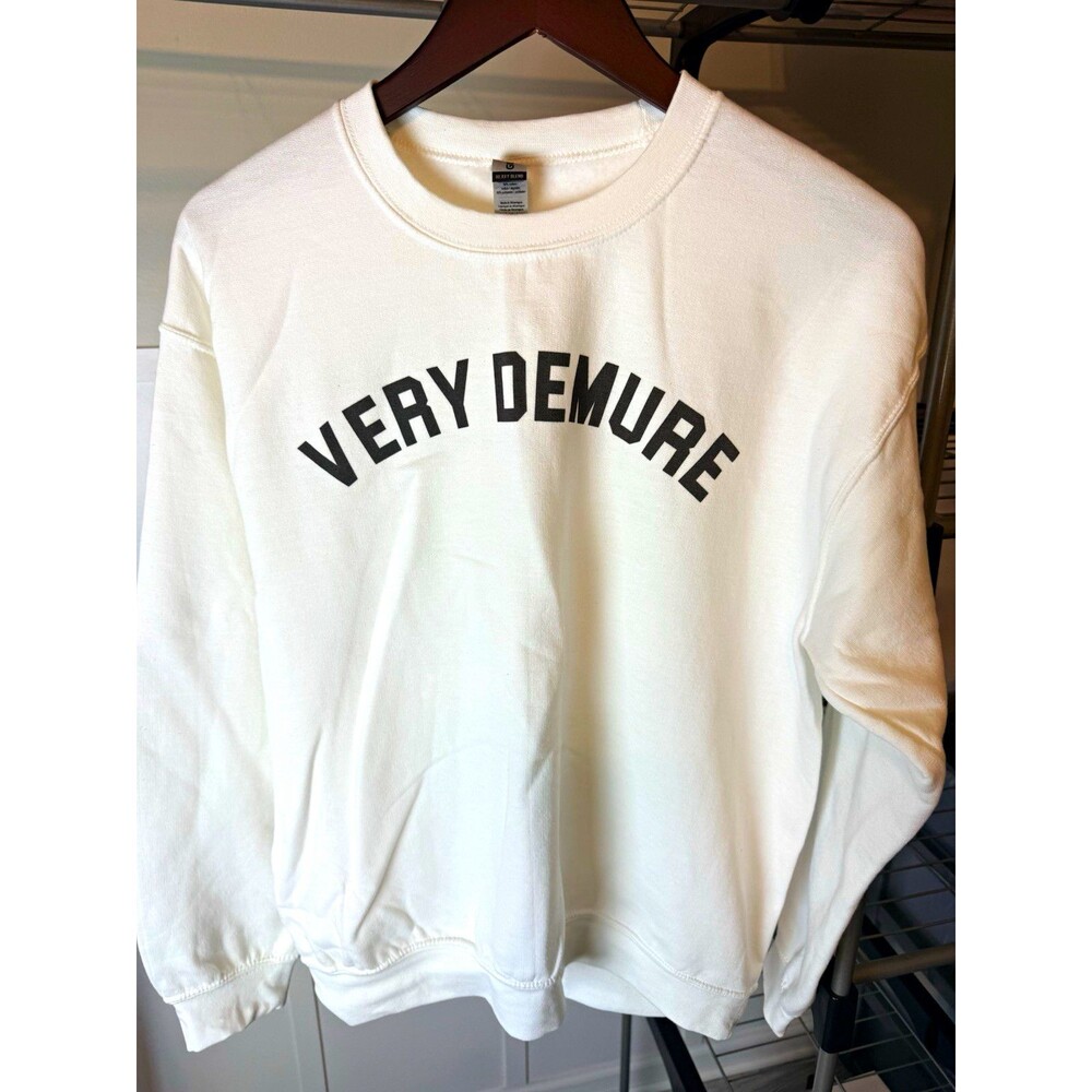 Gildan Heavy Blend White Crew Neck Pullover Sweatshirt Very Demure Graphic M